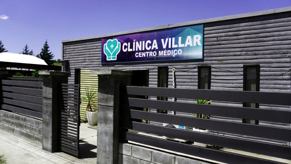Fachada del Centro Médico Villar ubicado en Ñipas